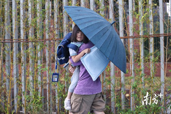 天美配资 台风“塔巴”袭粤，直击广州番禺“萌娃”雨中上学现场